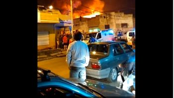 voraz incendio afecta una fabrica de velas en lanus voraz incendio afecta una fabrica de velas en lanus