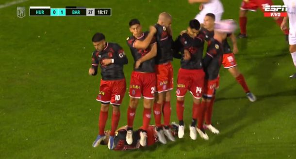 La polémica de la noche: ¿era penal para Huracán contra Barracas Central?