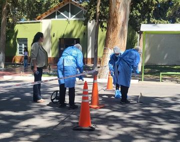 Muerte en el cementerio: mató a su expareja de una puñalada y se fugó
