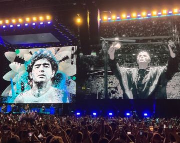 Furor: fotos y videos del homenaje de Oasis a Maradona en pleno show