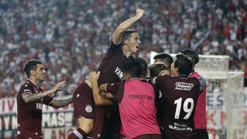 Lanús le ganó a River y se quedó con la Supercopa Argentina Lanús le ganó a River y se quedó con la Supercopa Argentina