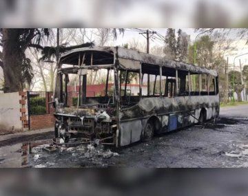 Un colectivo se prendió fuego y quedó carbonizado