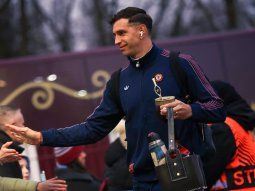 la bombilla del heroe: dibu martinez inmortalizo su atajada eterna en un objeto unico la bombilla del heroe: dibu martinez inmortalizo su atajada eterna en un objeto unico