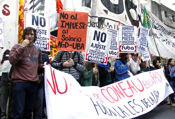 Estudiantes de la FUBA cortan Corrientes y Callao