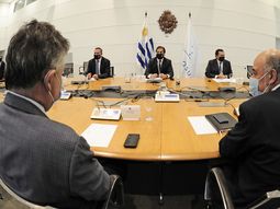 El presidente Luis Lacalle Pou, junto al Consejo de Ministros, decretó un aumento del 8,35% para los trabajadores estatales. (Foto: Gobierno del Uruguay) El presidente Luis Lacalle Pou, junto al Consejo de Ministros, decretó un aumento del 8,35% para los trabajadores estatales. (Foto: Gobierno del Uruguay)