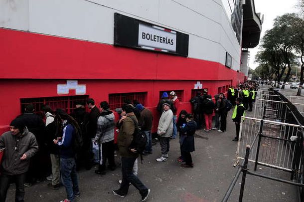 Caos y suspensión en la venta de entradas para el Superclásico