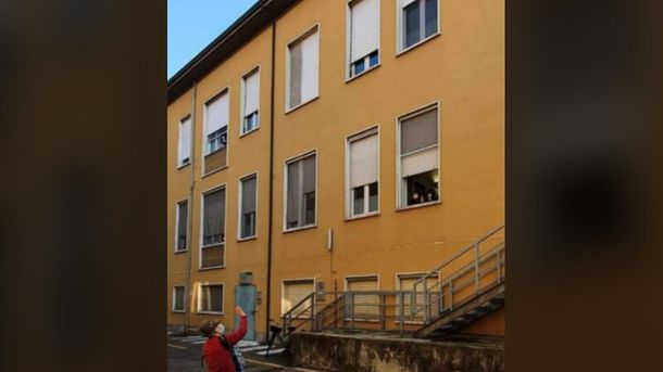 Italia: tiene 81 años y se puso a tocar el acordeón frente al hospital para acompañar a su mujer