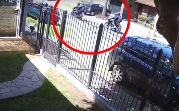 Motochorros protagonizaron una salidera bancaria en Ituzaingó: robaron u$s15 mil