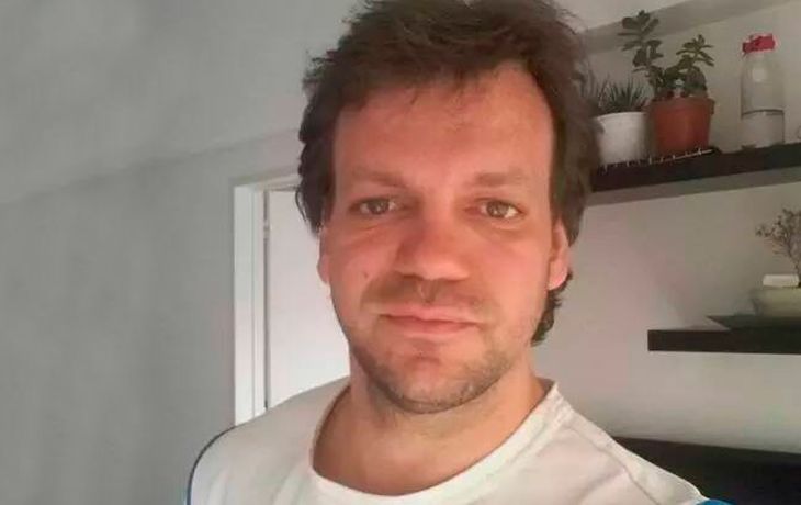 ¿Dónde está Sebastián? Era buscado en Urquiza y viajó sin avisar a España