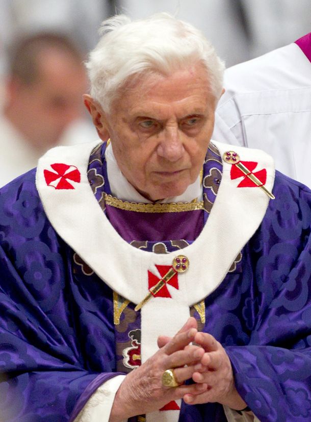 Aseguran que el Papa renunció por el escándalo de Vatileaks