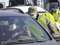 Cuarentena. control policial en la autopista