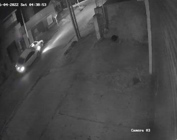 Chocó un auto estacionado y se fugó: todo quedó registrado en un video y lo están buscando