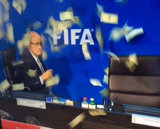 Insólito: Joseph Blatter fue humillado en plena conferencia