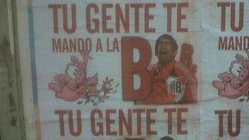 los hinchas de boca recibieron a los de river con afiches los hinchas de boca recibieron a los de river con afiches