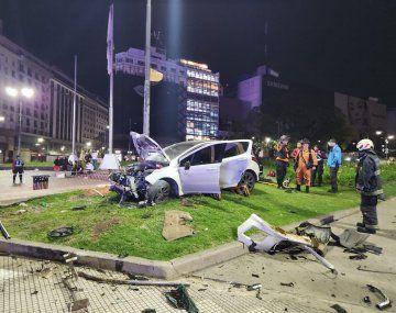 Increíble choque en el Obelisco: un auto terminó arriba de la Plaza de la República