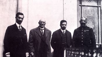 En la sede de la embajada norteamericana, los generales Victoriano Huerta y Félix Díaz firman el Pacto de la Ciudadela en 1913. En la sede de la embajada norteamericana, los generales Victoriano Huerta y Félix Díaz firman el Pacto de la Ciudadela en 1913.