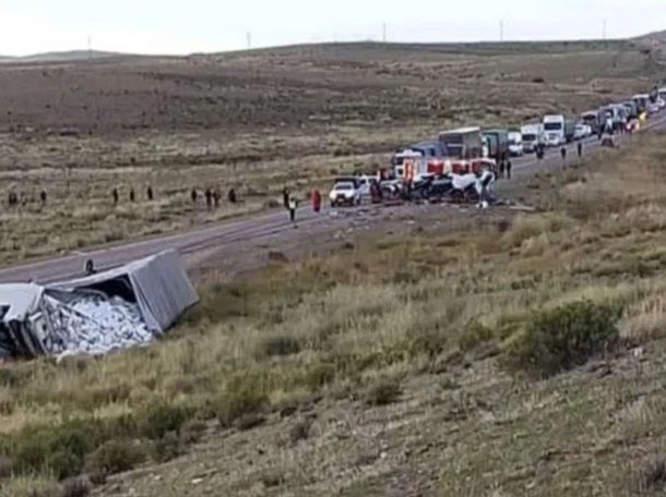 El sniestro ocurrió a tres kilómetros de La Quiaca. Por el incidente además hay varios heridos; investigan las causas del impacto.