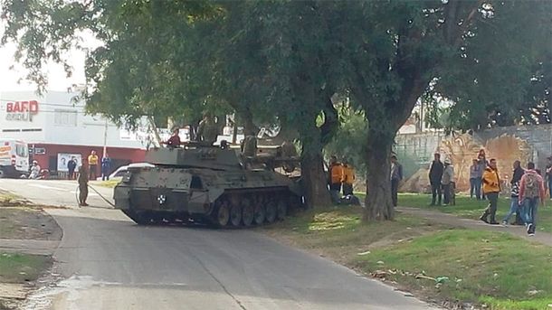 Un tanque de guerra se quedó sin frenos y chocó contra un árbol tras el desfile del 9 de julio