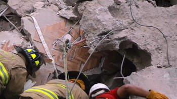 video: el rescate de nenes atrapados en un colegio derrumbado tras el terremoto en mexico video: el rescate de nenes atrapados en un colegio derrumbado tras el terremoto en mexico