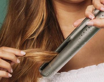 Cómo es el truco casero para limpiar la planchita de pelo y dejarla como nueva