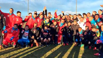 Maradona, rodeado de los jugadores del Nápoli Maradona, rodeado de los jugadores del Nápoli