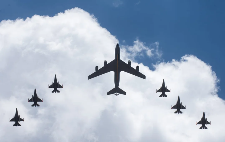 Los primeros seis aviones F-16 arribaron al país desde Dinamarca: Argentina potencia