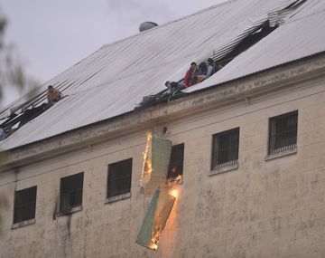 Motín: once penitenciarios internados con quemaduras