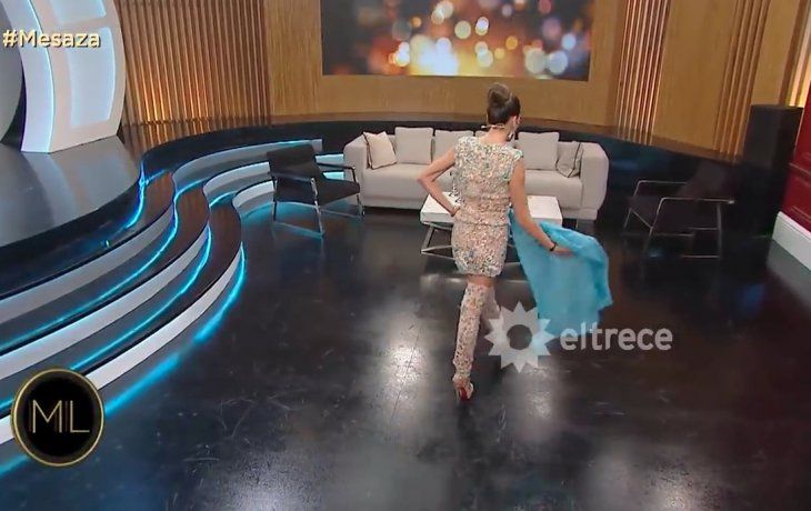 Juana desfila casi en pelotas