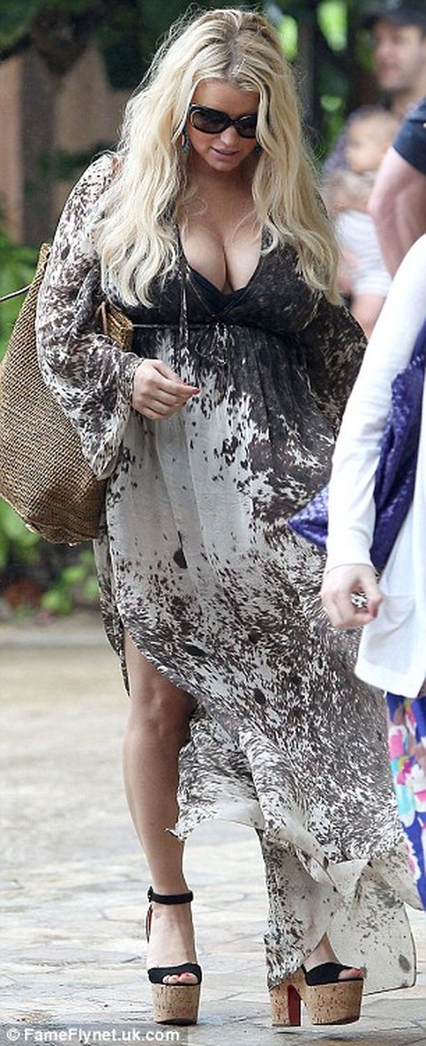 Jessica Simpson sigue mostrando los beneficios del embarazo