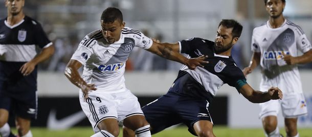 Fabián Rinaudo de Gimnasia disputa el balón