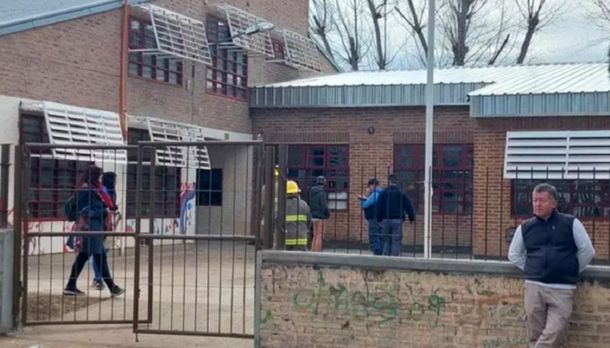 A cuchillazos en Neuquén: dos chicas de 15 años se pelearon afuera de la escuela y una terminó en el hospital