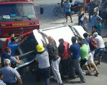 Rescate tras un choque en Cipoletti - Crédito:&nbsp;lmneuquen.com