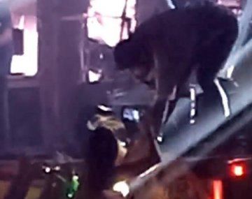 Impactante: tiraron a Ulises Bueno del escenario en pleno show y le robaron todo