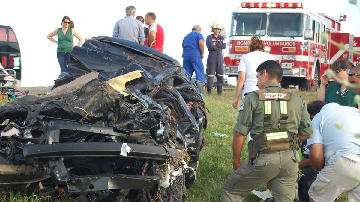 Tres jóvenes muertos y uno herido de gravedad en un choque en la ruta 2