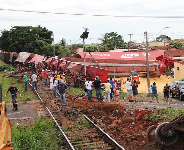Tren de carga descarriló y mató a ocho personas en Sao Paulo