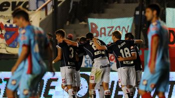 quilmes lo dio vuelta ante arsenal y hundio mas al rojo quilmes lo dio vuelta ante arsenal y hundio mas al rojo