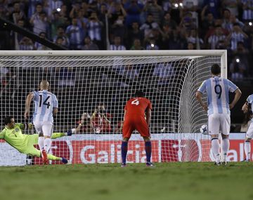 Messi disparó a la izquierda de su ex compañero Claudio Bravo