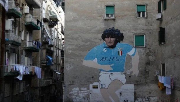 La historia de la ventana de Maradona que sólo se abre si Nápoli es campeón