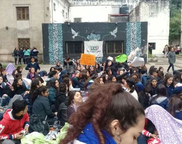 Tucumán: una directora comparó a una alumna con una prostituta por el largo de su pollera