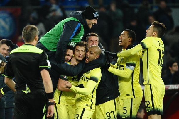 El Inter de Palacio venció al Napoli de Higuaín y paso a la semifinal
