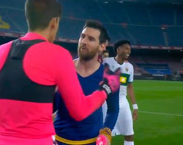 El insólito momento que vivió Messi al cambiar la camiseta con el arquero del Elche
