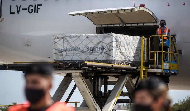 Arribó a Ezeiza el nuevo vuelo de Aerolíneas Argentinas con más vacunas Sputnik V