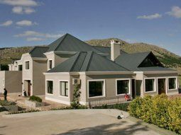 Golpe a la casa de un conocido empresario en un country: le robaron dólares, euros y pesos