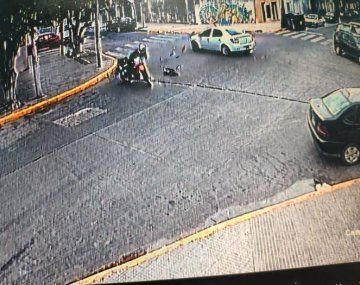 Detuvieron al conductor que se fugó tras chocar y herir gravemente a un motociclista en Pompeya