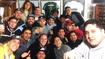 mientras define su futuro, carlos tevez se divierte en un asado con amigos mientras define su futuro, carlos tevez se divierte en un asado con amigos