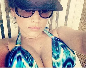 Esta modelo trajo un souvenir de sus vacaciones
