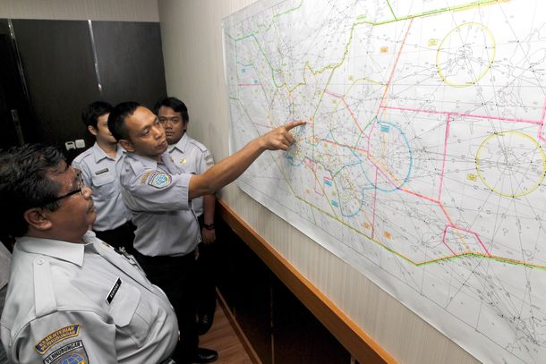 Sigue el misterio: los objetos encontrados no pertenecían al avión de AirAsia