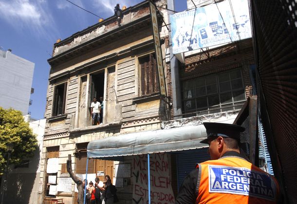 Resisten un desalojo y amenazan con arrojar garrafas desde la terraza