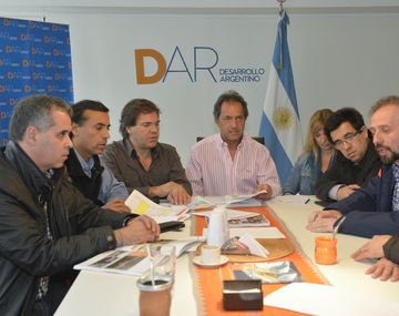 Scioli supervisó el operativo de vuelta a casa tras las inundaciones en Provincia 