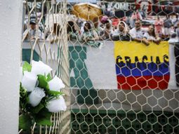 Desde temprano, los hinchas despiden al plantel del Chapecoense Desde temprano, los hinchas despiden al plantel del Chapecoense